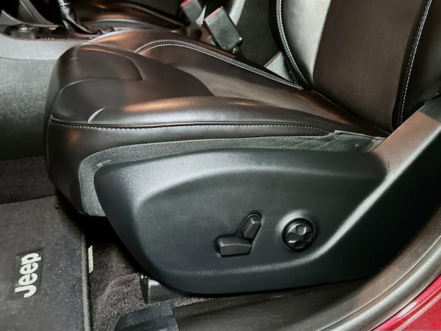 Used 2019 Jeep Cherokee Latitude Plus w/ Comfort/Convenience Group image 19