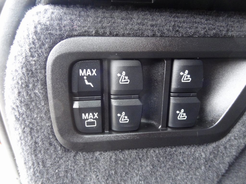 Used 2024 BMW X7 M60i w/ Executive Package image 17