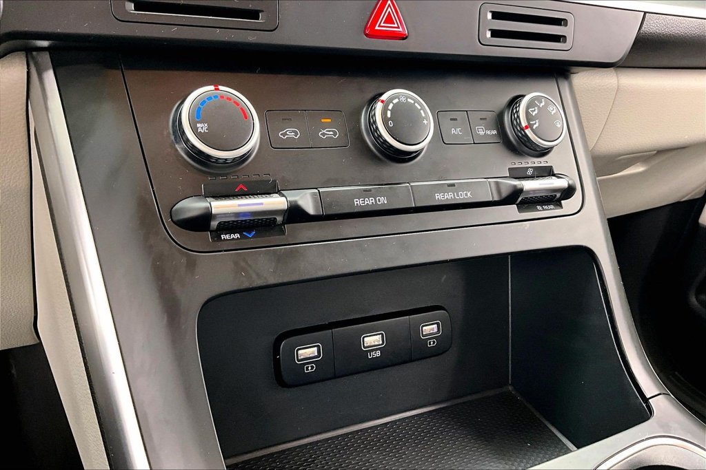 Used 2023 Kia Carnival LX FWD image 32