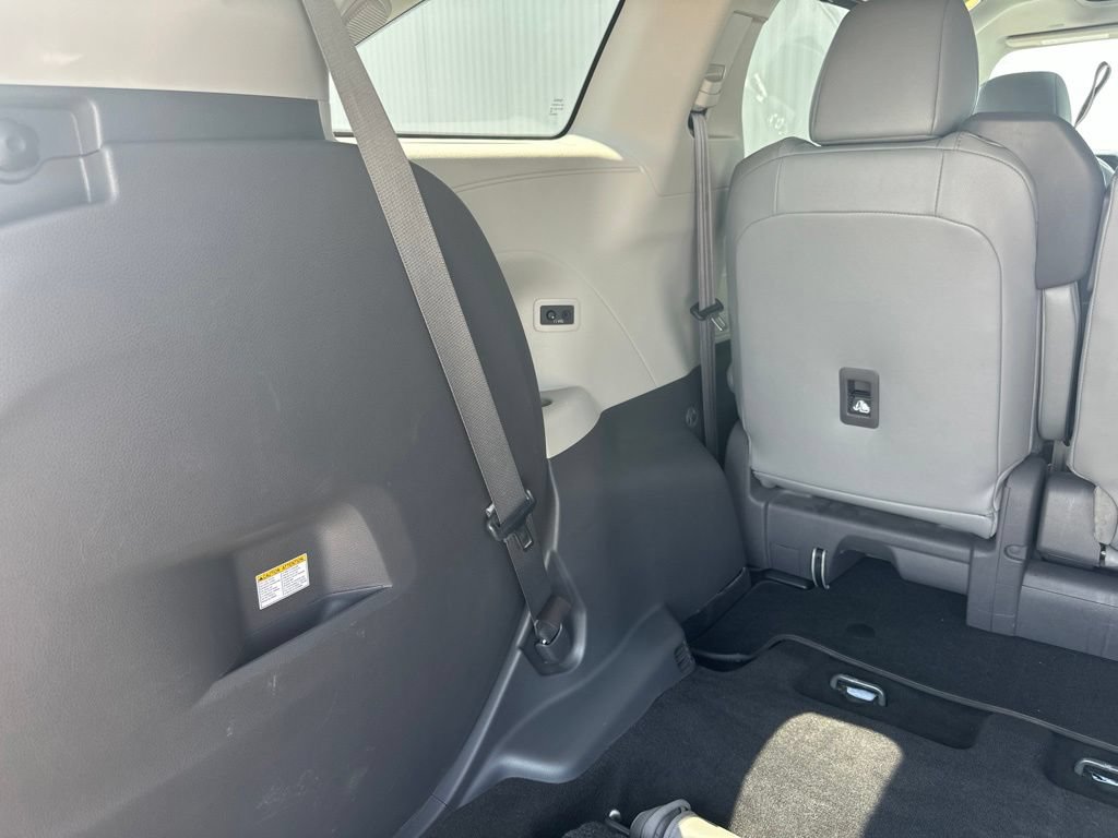 Used 2021 Toyota Sienna XLE w/ XLE Plus Package FWD image 25