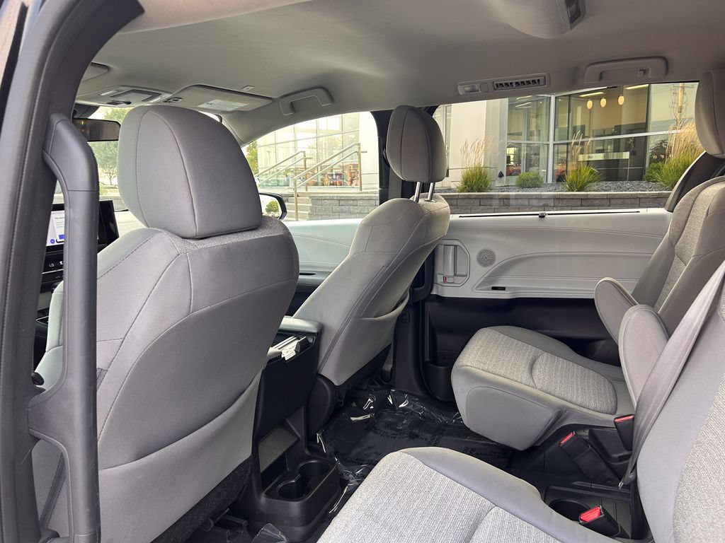 Used 2025 Toyota Sienna LE FWD image 14