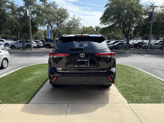 Used 2023 Toyota Highlander XLE AWD/4WD image 5