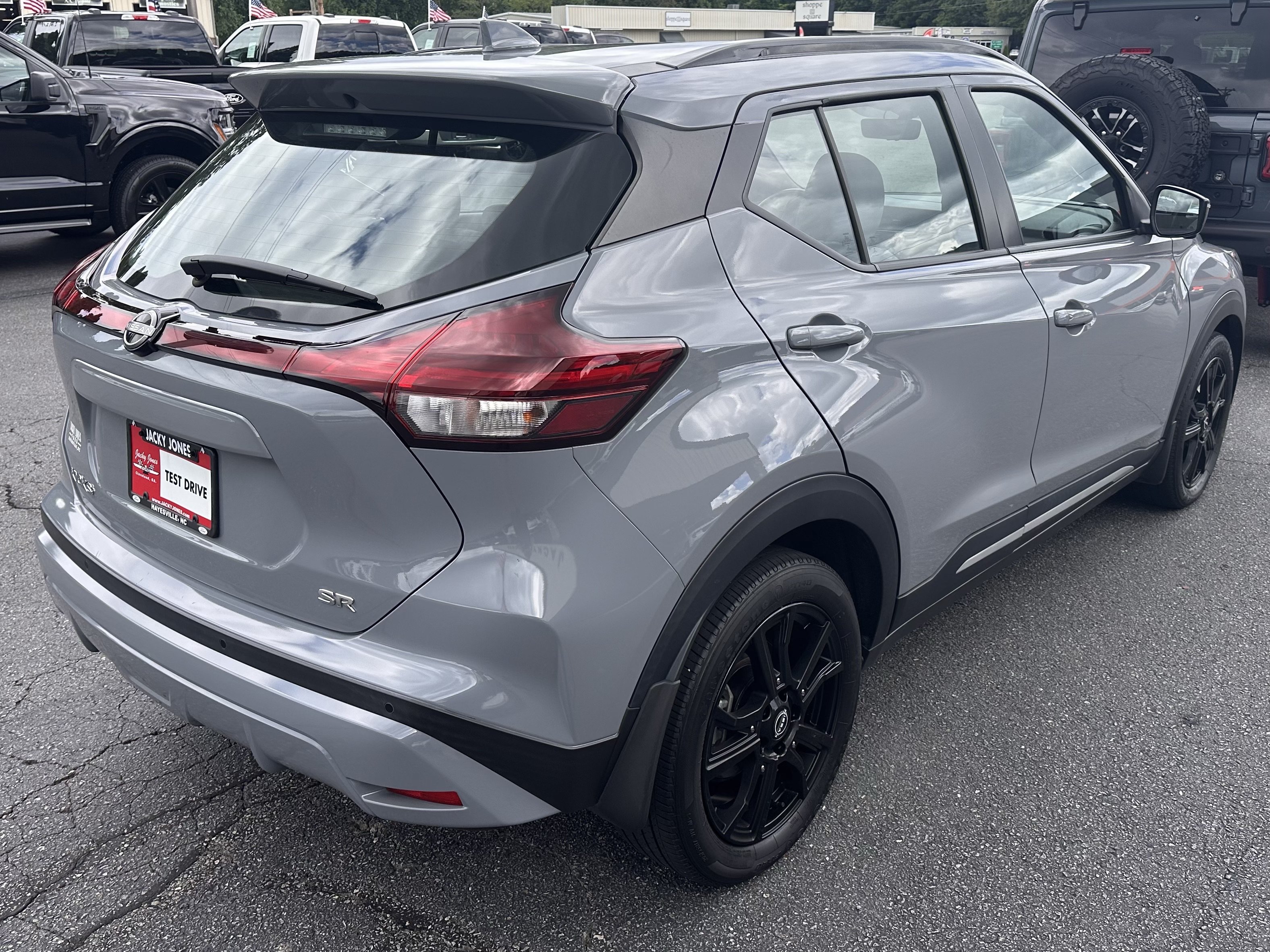 Used 2022 Nissan Kicks SR w/ Premium Package FWD image 6
