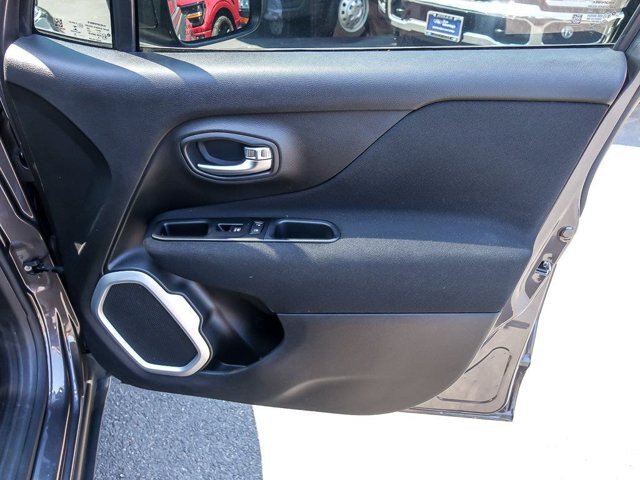Used 2020 Jeep Renegade Latitude w/ Cold Weather Group AWD/4WD image 29