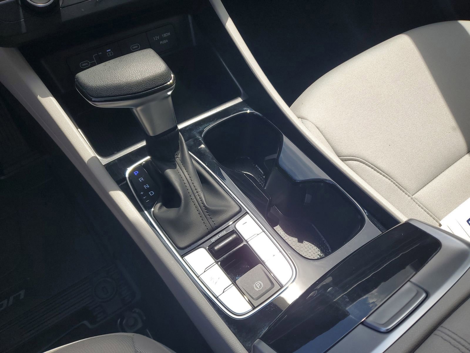 Used 2025 Hyundai Tucson SE image 25