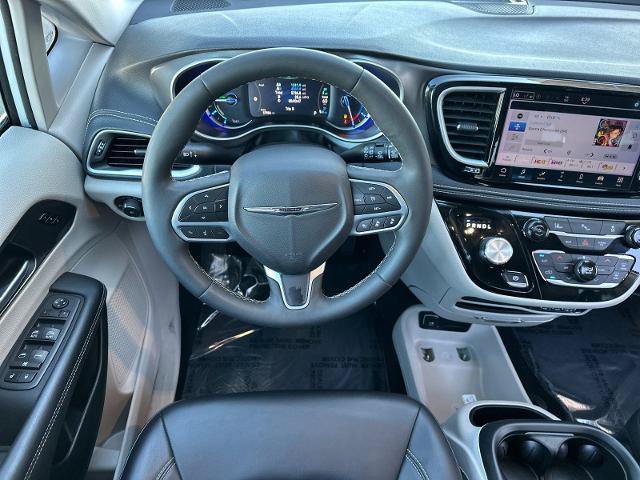 Used 2024 Chrysler Pacifica Limited FWD image 13