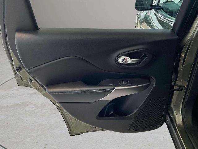 Used 2019 Jeep Cherokee Latitude Plus AWD/4WD image 19