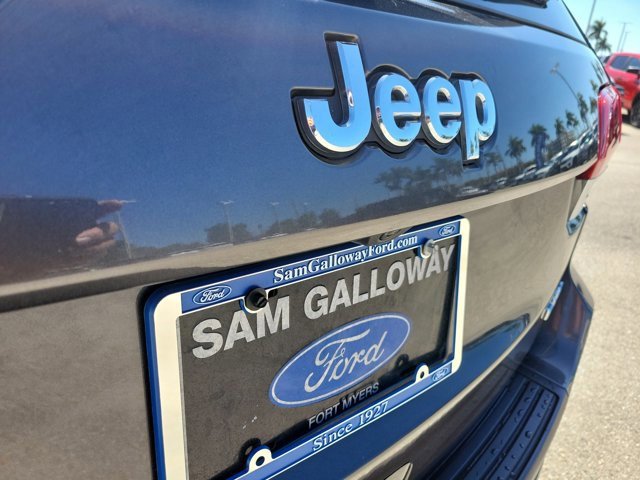 Used 2019 Jeep Grand Cherokee Laredo w/ Security & Convenience Group image 11