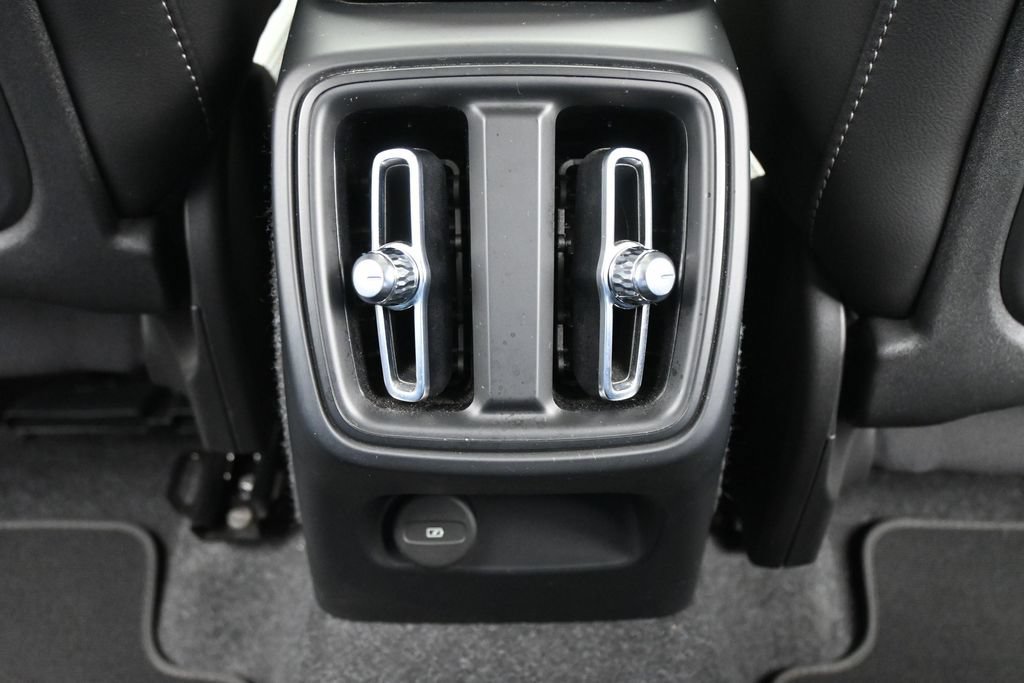 Used 2025 Volvo XC40 B5 Plus AWD/4WD image 23