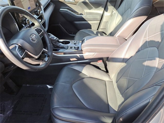 Used 2024 Toyota Highlander Platinum image 26