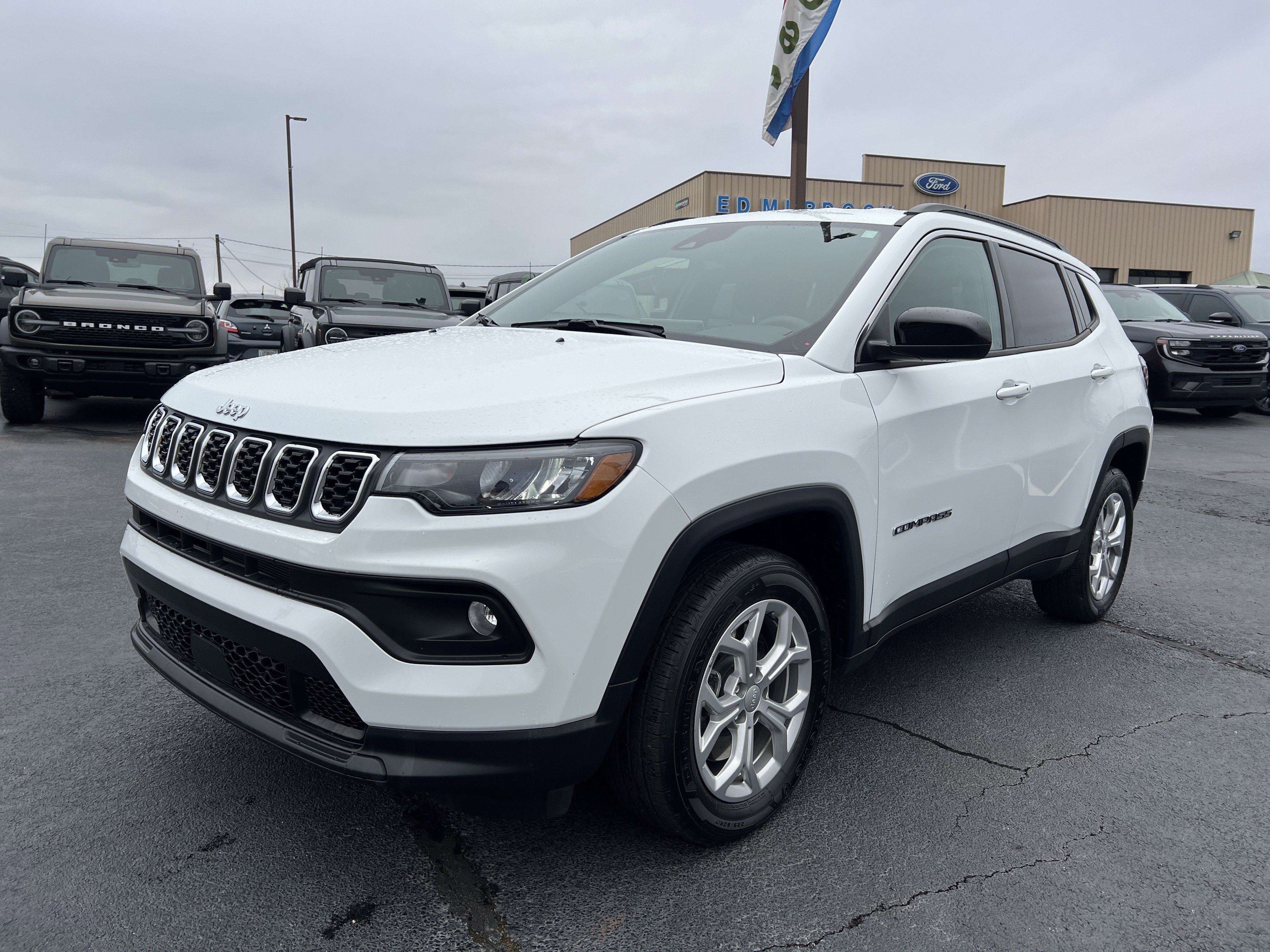 Used 2024 Jeep Compass Latitude image 2