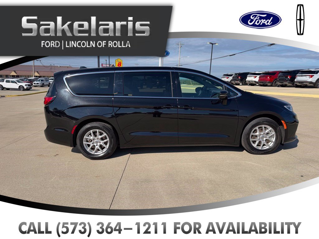 Used 2025 Chrysler Pacifica Select FWD image 4