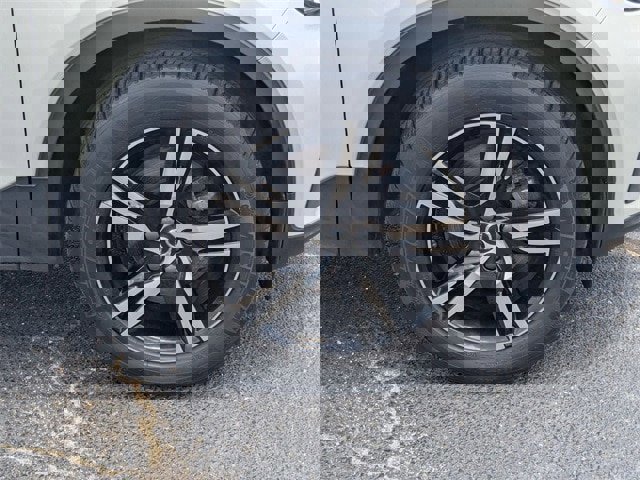 Used 2023 Volvo XC40 B5 Core image 9