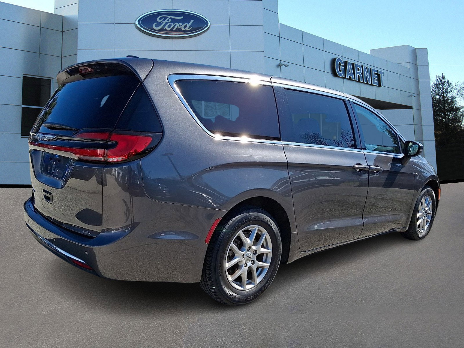 Used 2023 Chrysler Pacifica Touring-L image 4