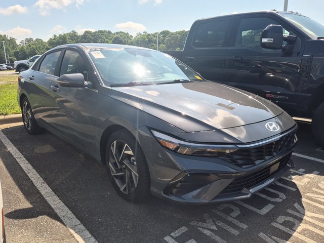 Used 2024 Hyundai Elantra Limited FWD image 2