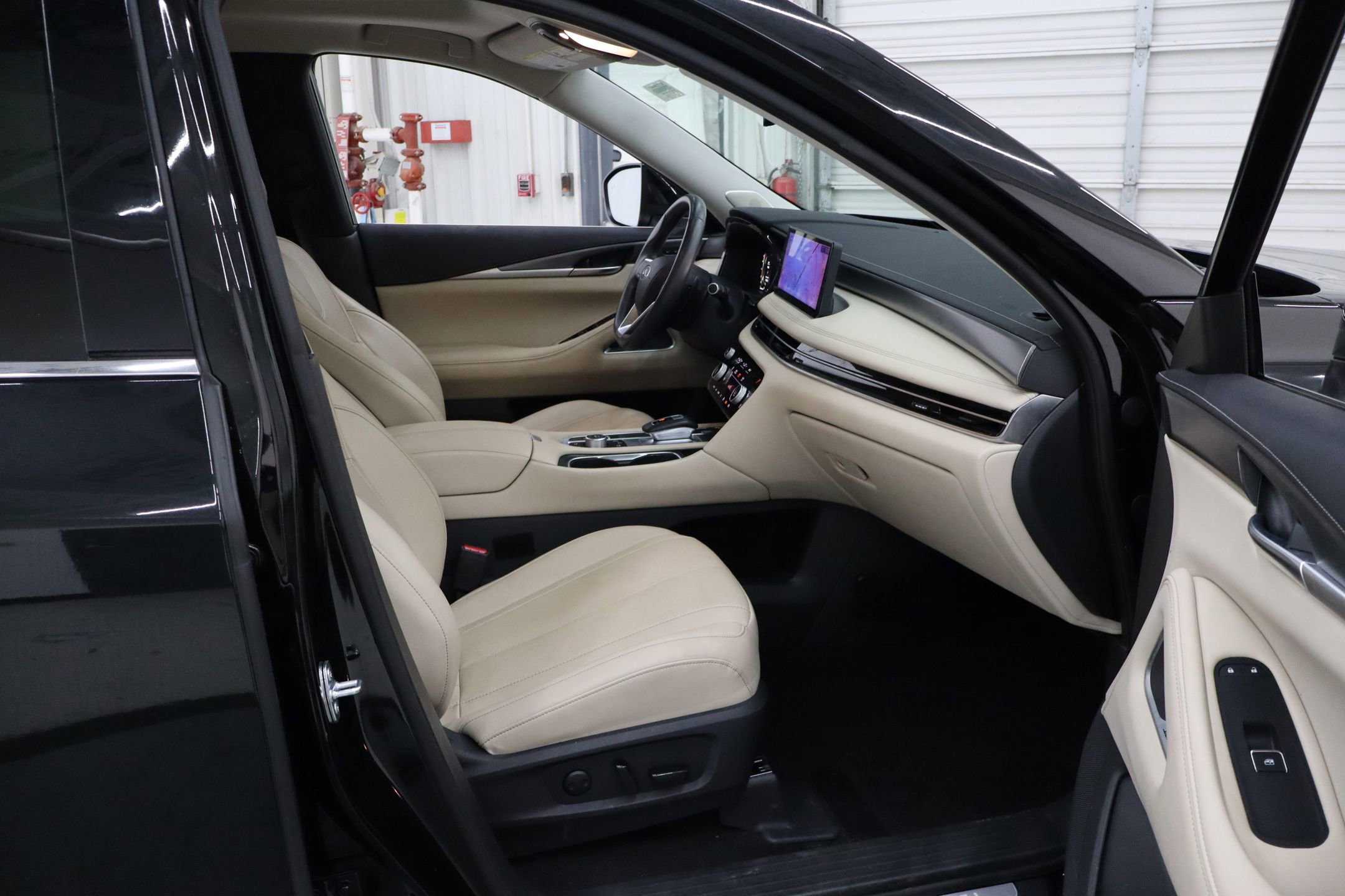 Used 2023 INFINITI QX60 Luxe w/ Performance Audio Package FWD image 33