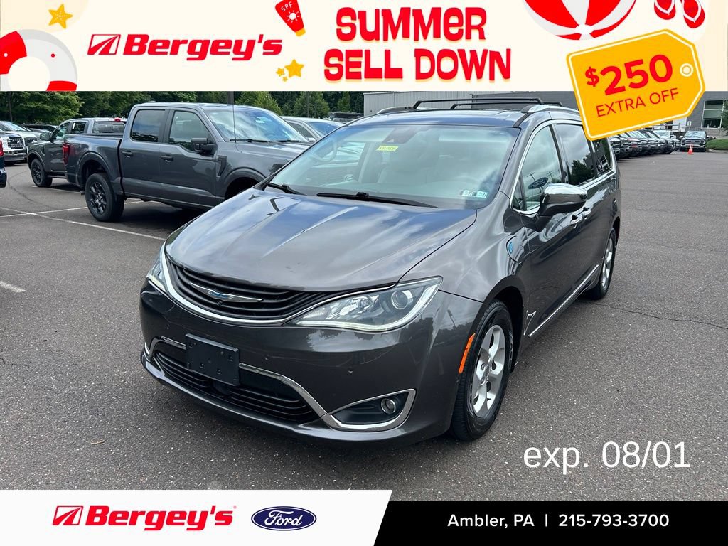 Used 2017 Chrysler Pacifica Platinum FWD image 1