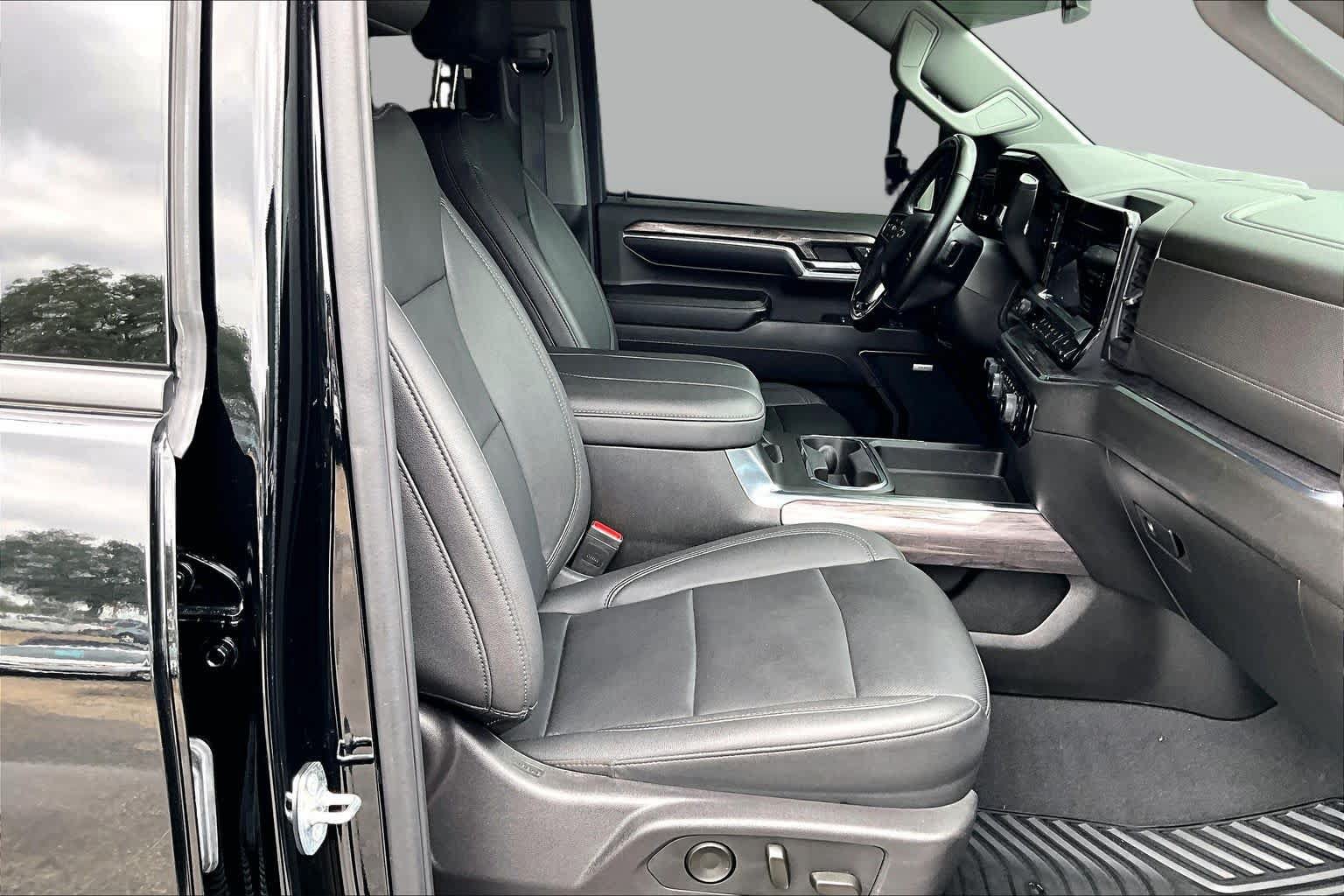Used 2024 Chevrolet Silverado 2500 LTZ w/ LTZ Plus Package AWD/4WD image 9
