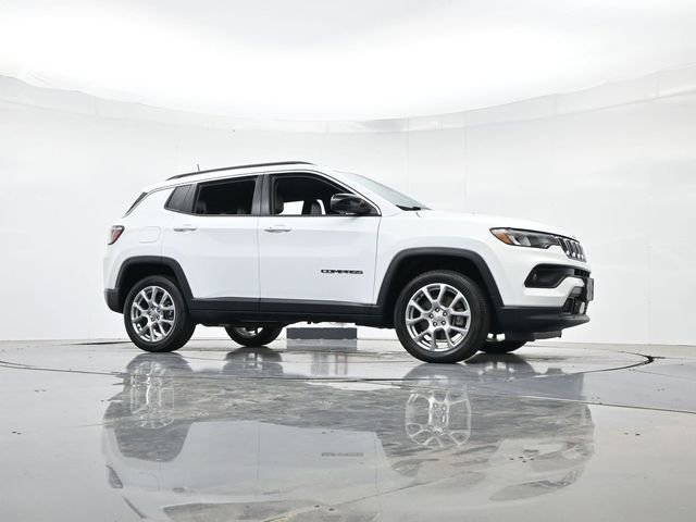 Used 2023 Jeep Compass Latitude AWD/4WD image 32
