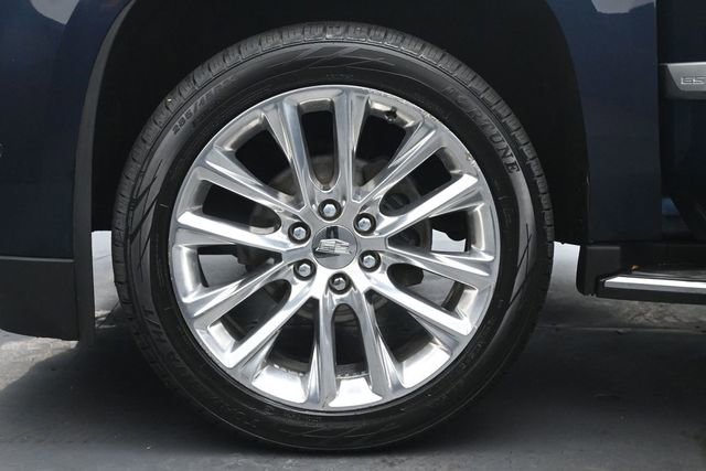 Used 2018 Cadillac Escalade Luxury AWD/4WD image 32