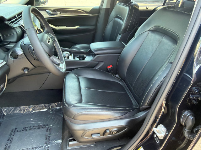 Used 2024 Jeep Grand Cherokee L Limited w/ Luxury Tech Group II AWD/4WD image 11
