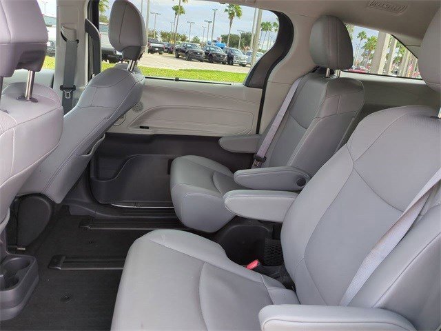 Used 2022 Toyota Sienna XLE image 14