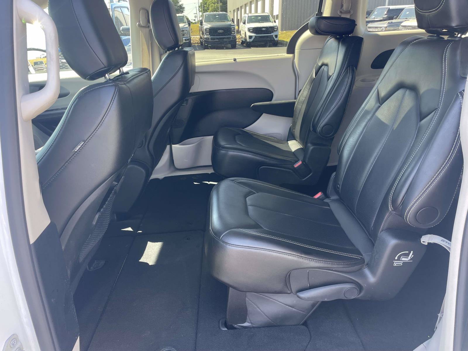 Used 2024 Chrysler Pacifica Touring-L FWD image 9