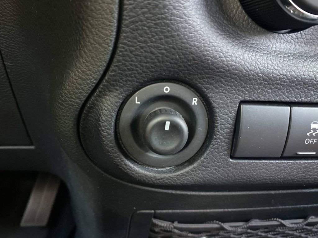 Used 2018 Jeep Wrangler Unlimited Sahara w/ Connectivity Group AWD/4WD image 25