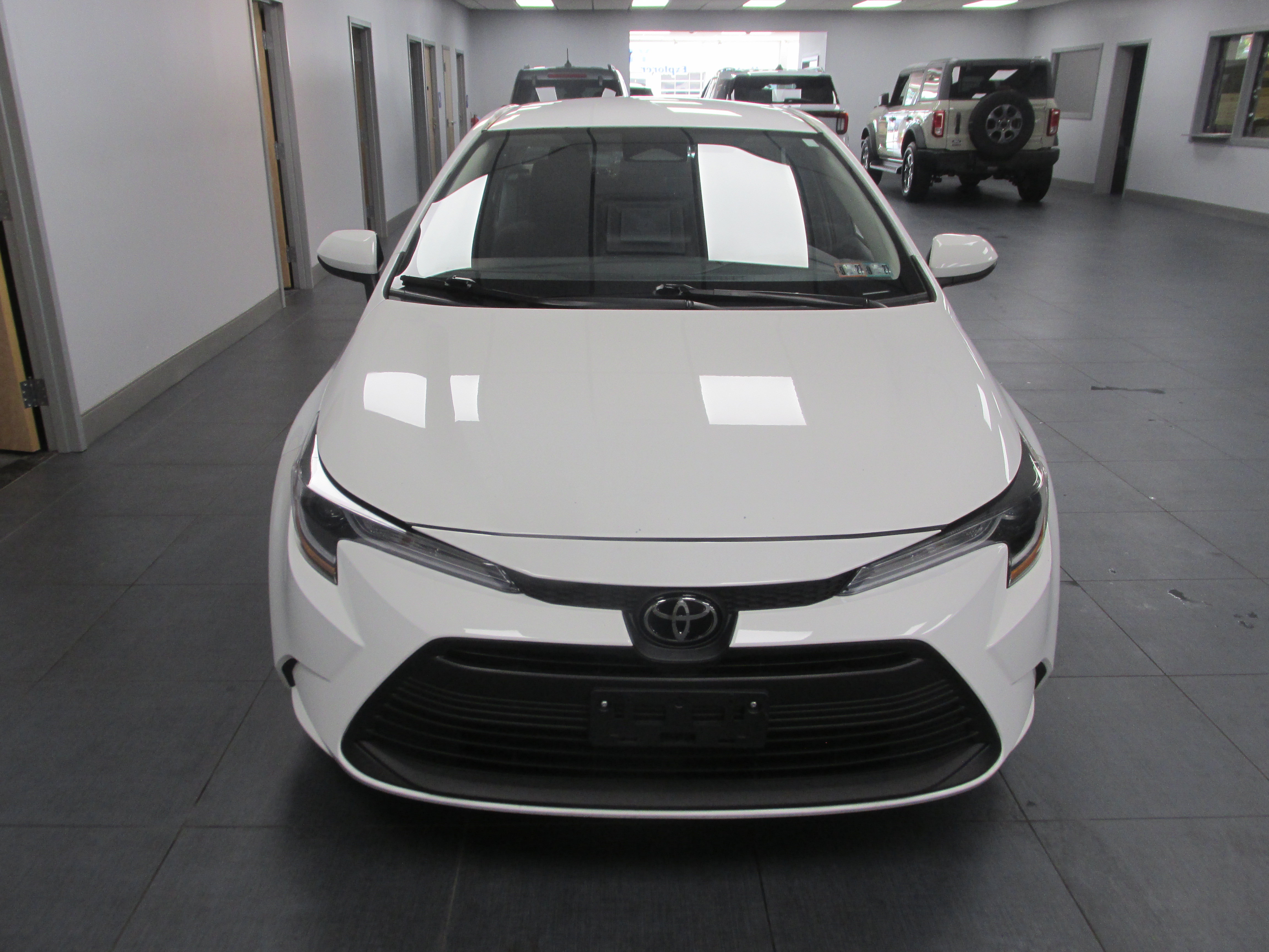 Used 2024 Toyota Corolla LE FWD image 2
