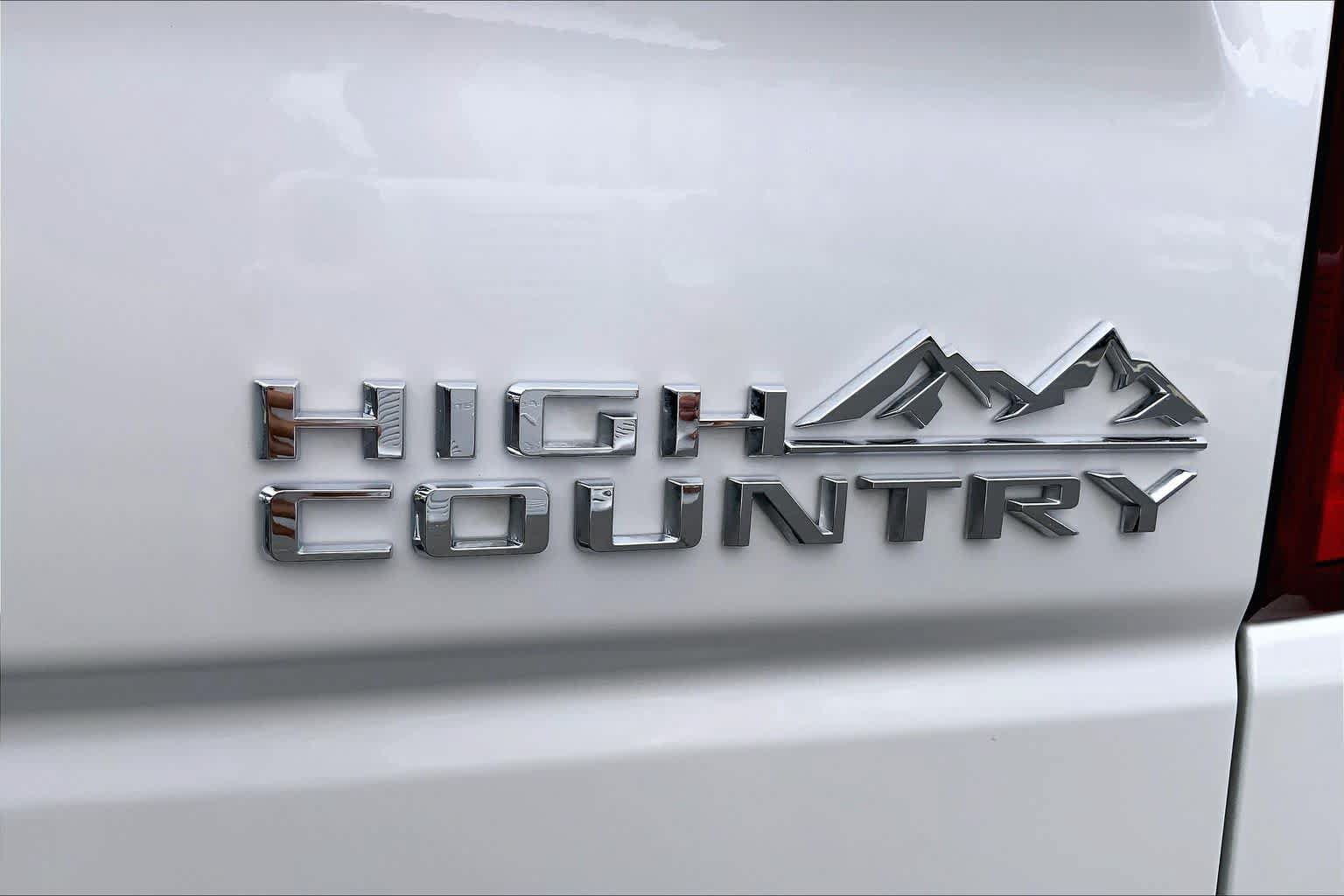 Used 2024 Chevrolet Silverado 1500 High Country w/ Z71 Off-Road Package AWD/4WD image 9