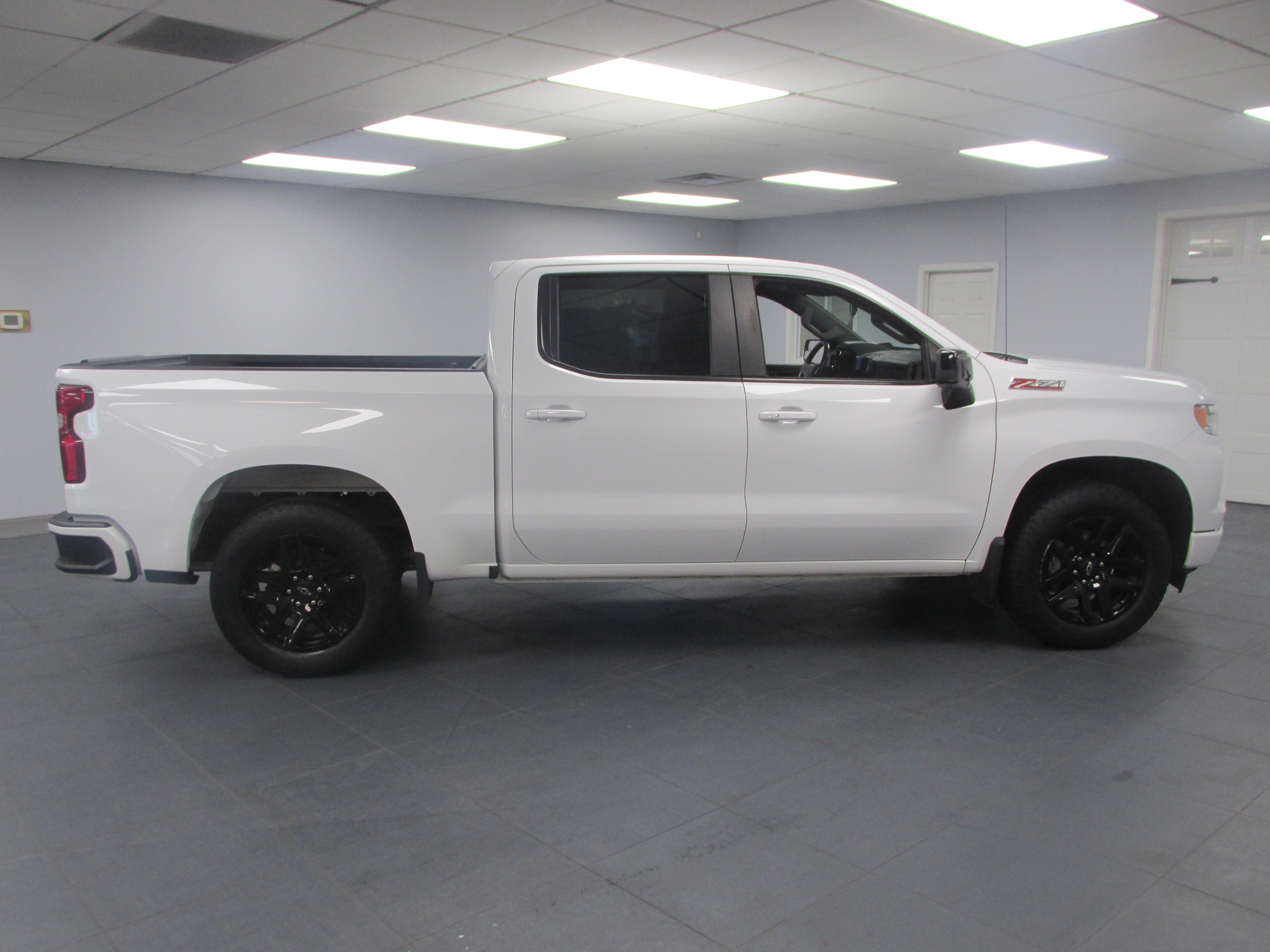 Used 2023 Chevrolet Silverado 1500 RST w/ Z71 Off-Road Package AWD/4WD image 4