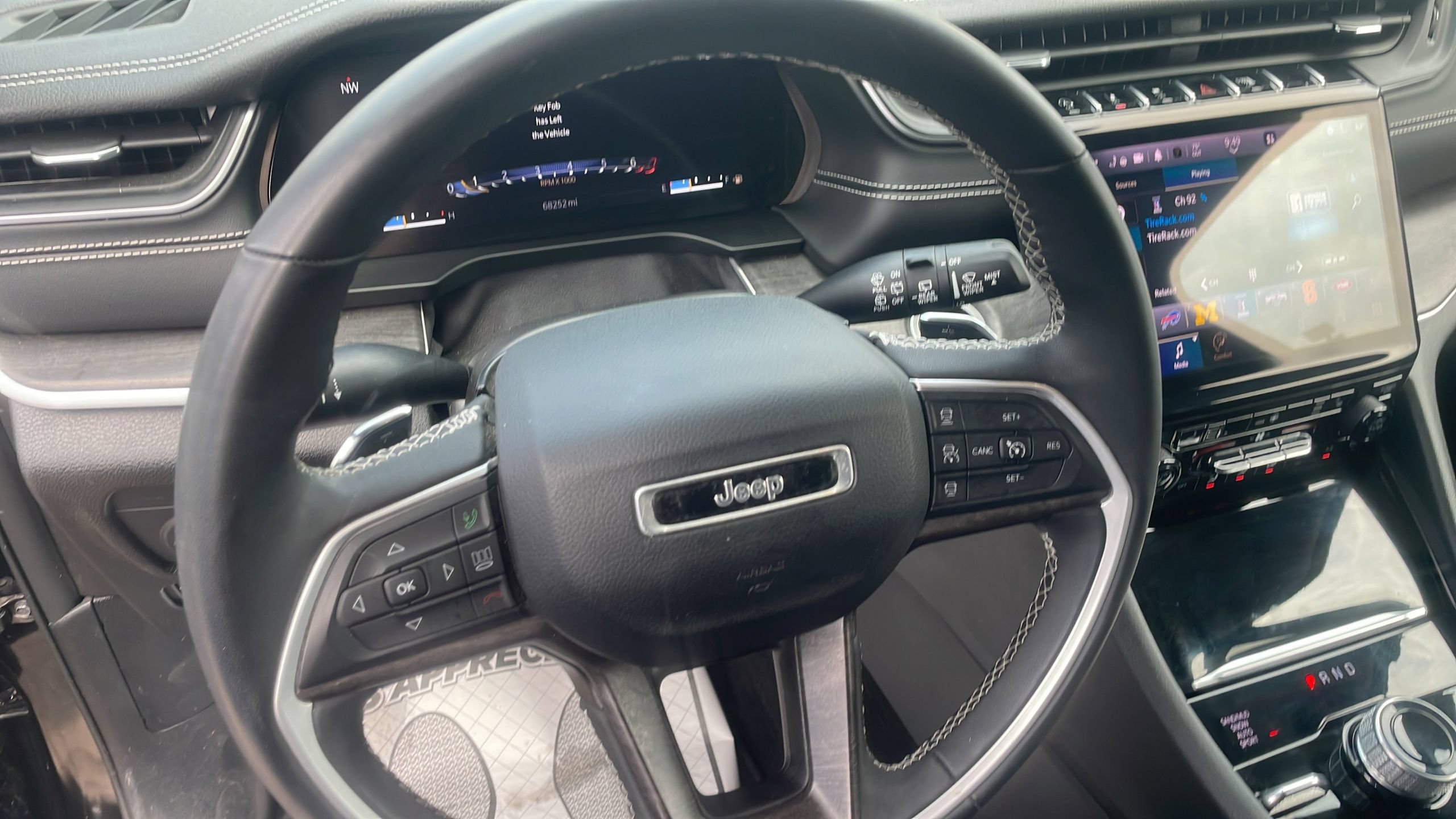 Used 2023 Jeep Grand Cherokee Limited w/ Black Appearance Package AWD/4WD image 18