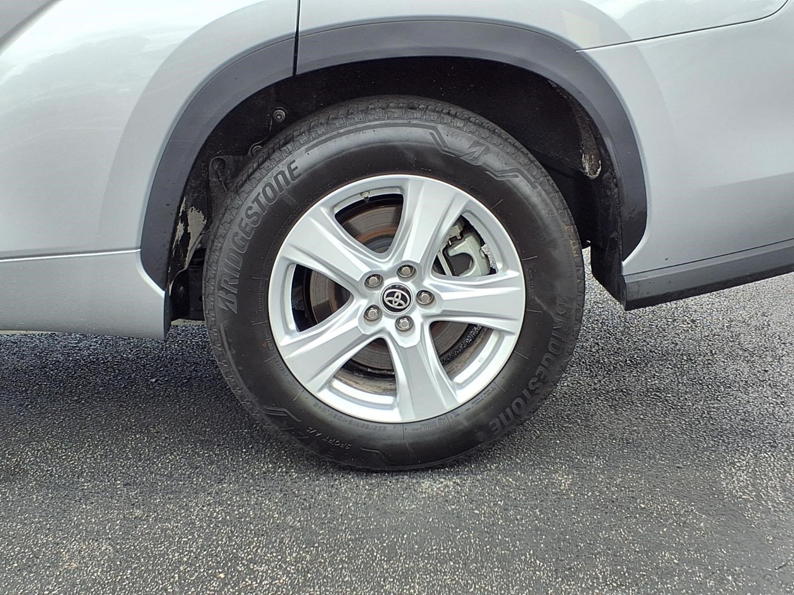 Used 2025 Toyota Highlander LE FWD image 10