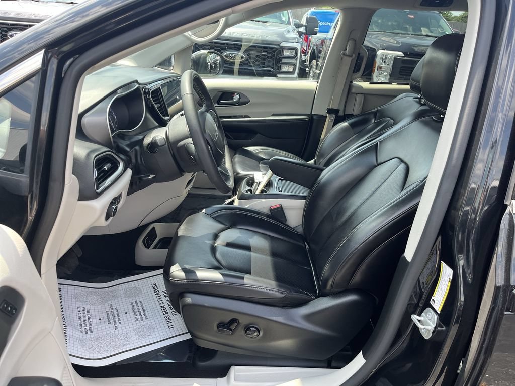 Used 2023 Chrysler Pacifica Touring-L FWD image 6
