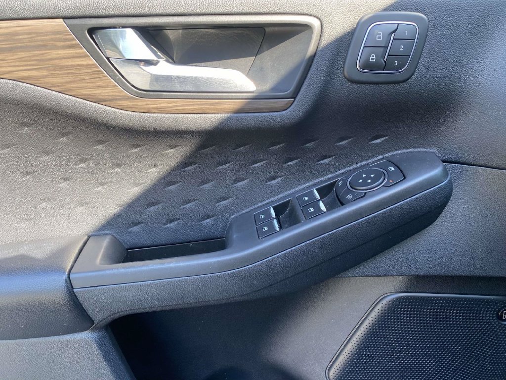Certified 2020 Ford Escape Titanium AWD/4WD image 17
