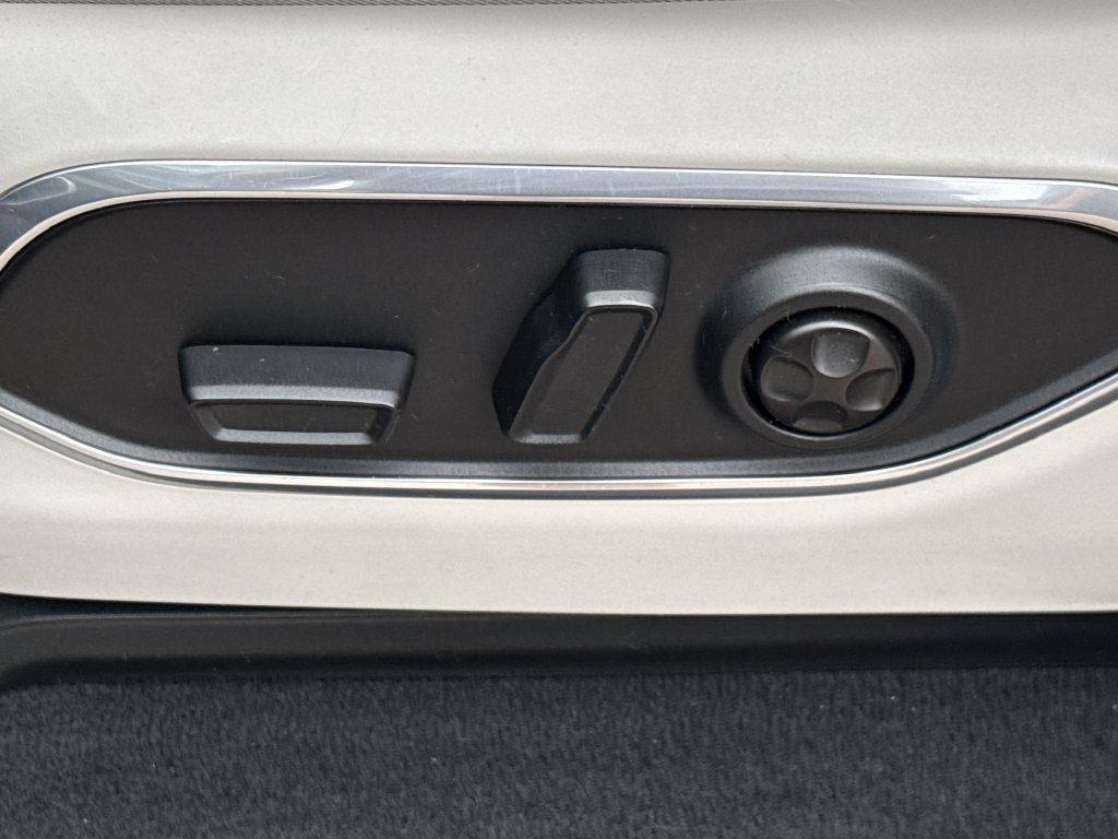 Used 2023 Jeep Wagoneer 2WD w/ Premium Group I image 25