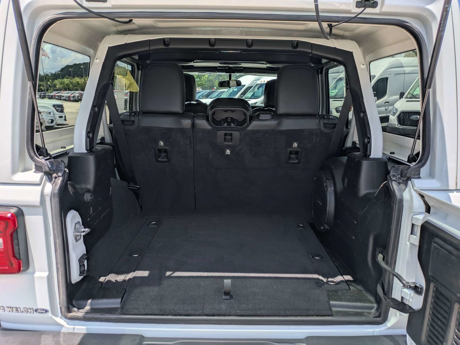 Used 2018 Jeep Wrangler Unlimited Sahara w/ LED Lighting Group AWD/4WD image 6