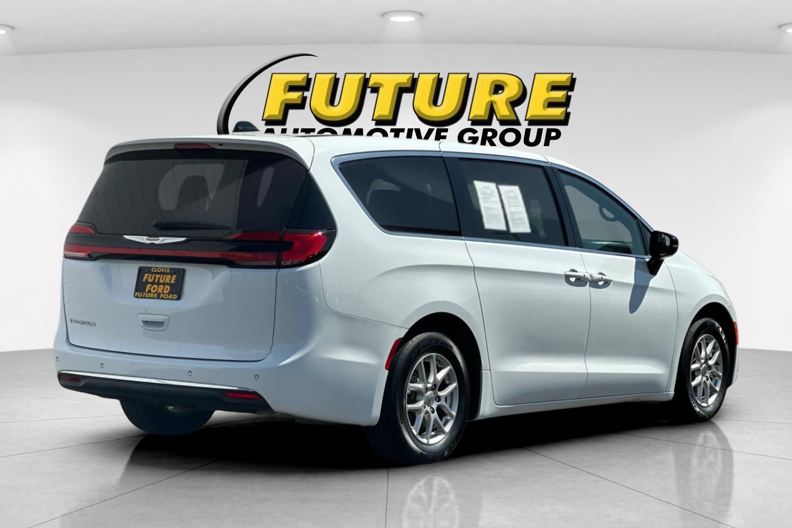 Used 2025 Chrysler Pacifica Select FWD image 3
