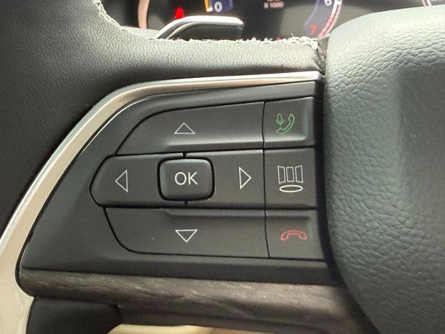 Used 2025 Jeep Grand Cherokee Limited w/ Luxury Tech Group II AWD/4WD image 16