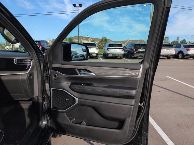 Used 2022 Jeep Wagoneer Series III AWD/4WD image 13