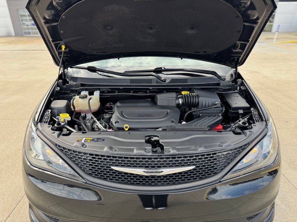 Used 2022 Chrysler Voyager LX image 41