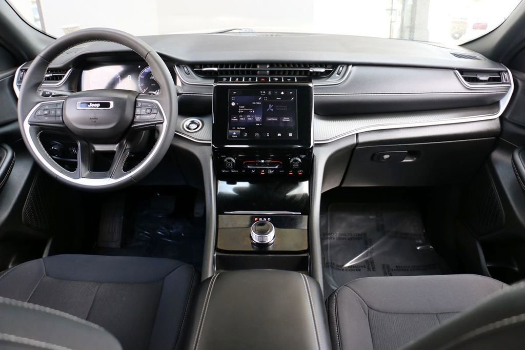 Used 2024 Jeep Grand Cherokee Laredo RWD image 24