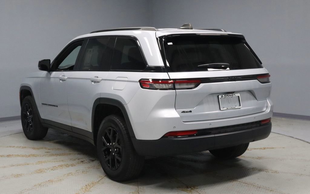Used 2024 Jeep Grand Cherokee Altitude image 3
