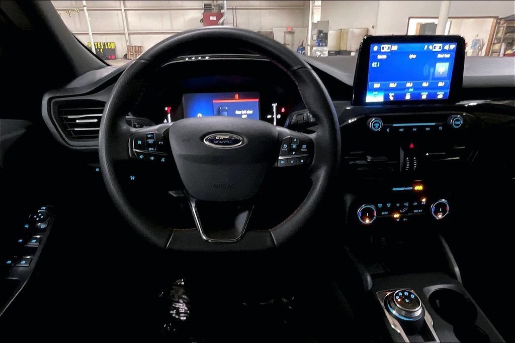 Certified 2025 Ford Escape ST-Line AWD/4WD image 5