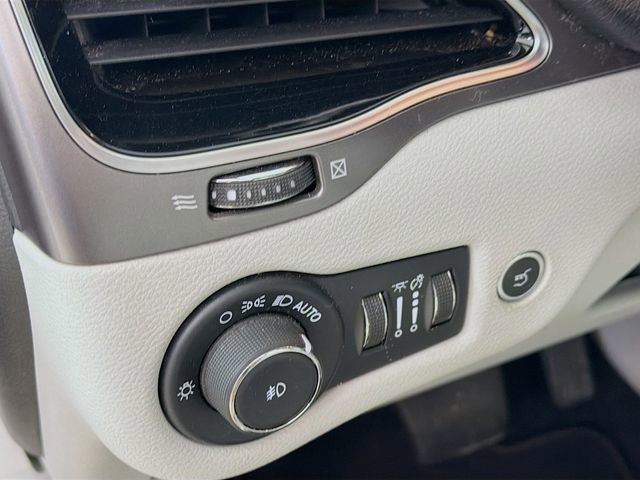 Used 2019 Jeep Cherokee Limited image 12