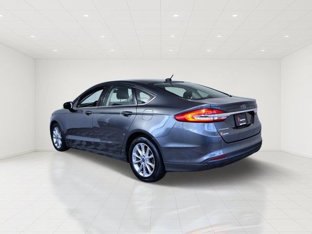 Certified 2017 Ford Fusion SE w/ Fusion SE Technology Package FWD image 4