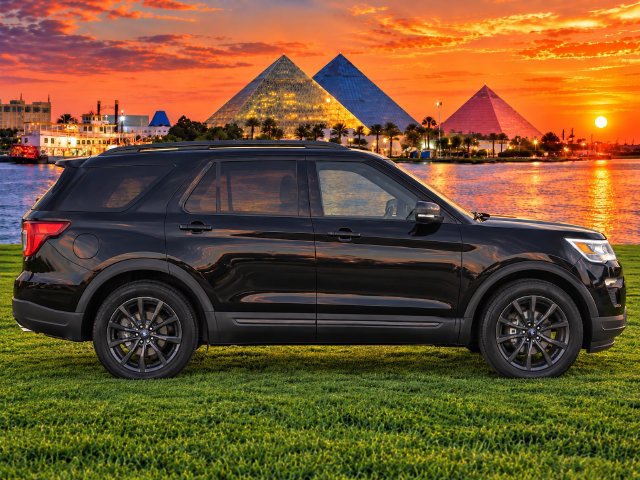 Certified 2018 Ford Explorer XLT w/ Equipment Group 202A FWD image 4