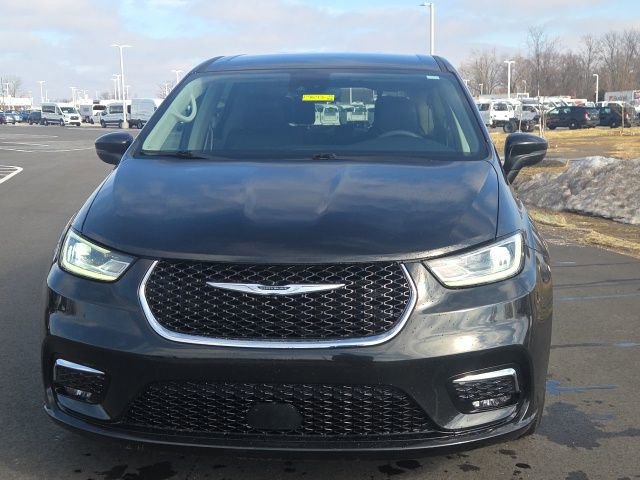 Used 2023 Chrysler Pacifica Touring-L image 7