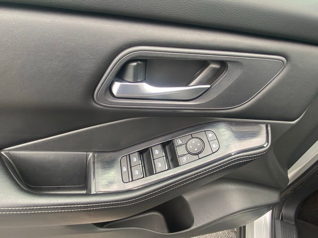 Used 2025 Nissan Rogue SV FWD image 11