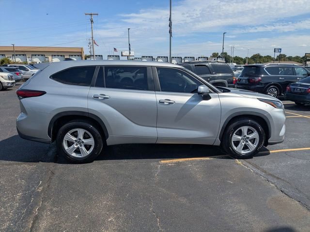 Used 2023 Toyota Highlander LE image 5